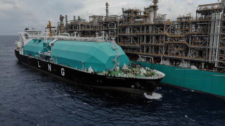 Buque de GNL cargando en el FLNG Seri Camar LNG PETRONAS en Tailandia.