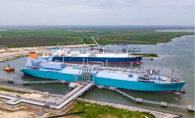 FSRU MOL Challenger carga GNL en la planta Sabine Pass LNG