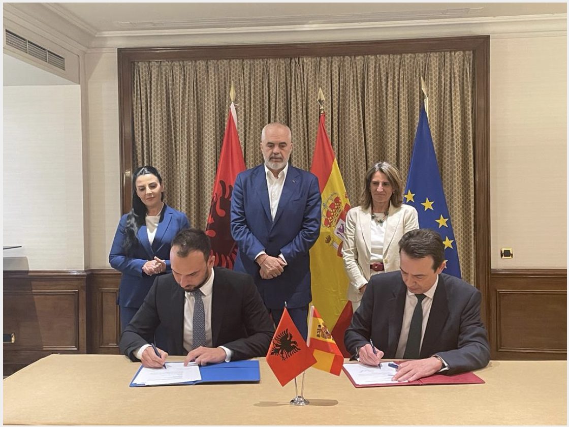 Firma del acuerdo entre los Consejeros Delegados de Enagás y AlbGaz.