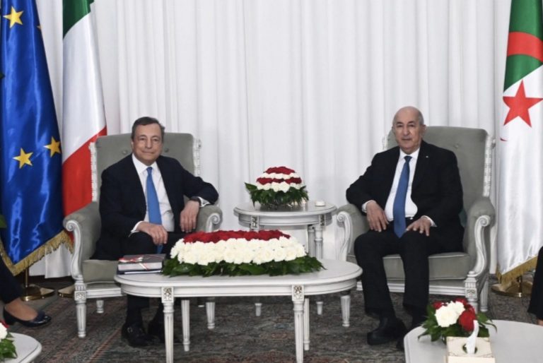El presidente argelino, Abdelmadjid Tebboune, se reunió con el primer ministro italiano, Mario Draghi, en el palacio de El Mouradia en Argel durante la cumbre intergubernamental ítalo-argelina [Servicio de Prensa de la Presidencia de Argelia/EPA-EFE]