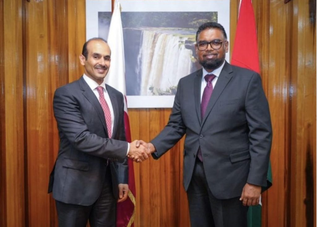 El Ministro Saad Sherida Al-Kaabi se reúne con el presidente de Guayana. Foto cortesía de QatarEnergy