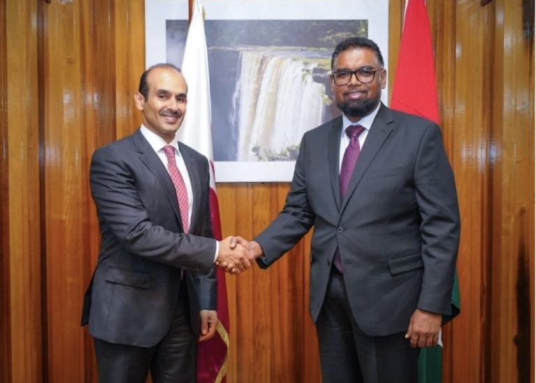 El Ministro Saad Sherida Al-Kaabi se reúne con el presidente de Guayana. Foto cortesía de QatarEnergy