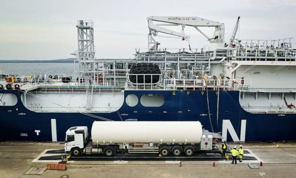 Avenir LNG Limited anunció el viernes pasado que, su subsidiaria de propiedad total, Avenir LNG B.V. (Avenir), llevó a cabo con éxito la primera operación de descarga directa de GNL en Alemania desde un buque de transporte a camiones.