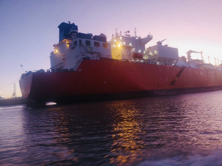 La FSRU Excelsior de Excelerate llega a la terminal de Bahía Blanca en Argentina
