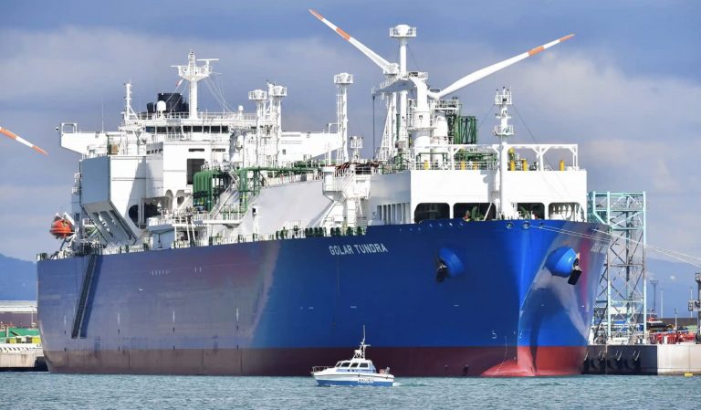 Foto: Golar Tundra, una unidad flotante de almacenamiento y regasificación, poco después de su llegada al puerto de Piombino, Italia, el 20 de marzo de 2023. Fotografía: Jennifer Lorenzini/Reuters