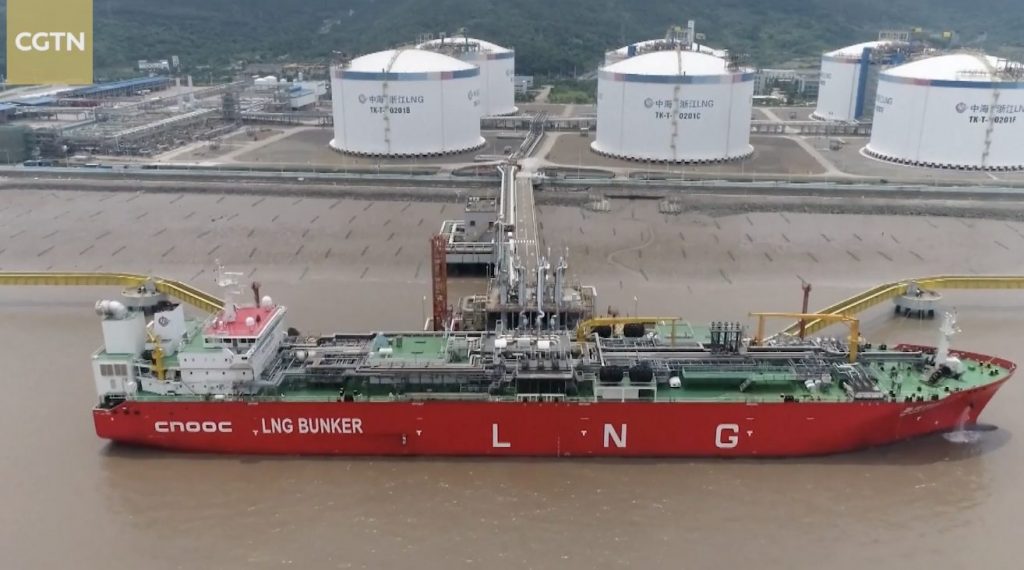 Buque de reabastecimiento de GNL más grande del mundo completa la carga en China
