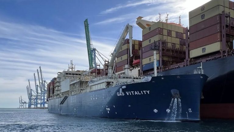 El buque de abastecimiento de gas natural licuado (GNL), Gas Vitality celebró el inicio del Año Nuevo realizando con éxito su operación de abastecimiento de combustible número 100.