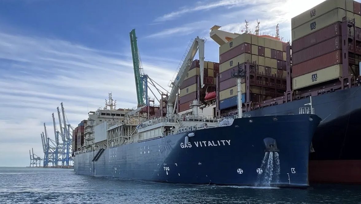 El buque de abastecimiento de gas natural licuado (GNL), Gas Vitality celebró el inicio del Año Nuevo realizando con éxito su operación de abastecimiento de combustible número 100.