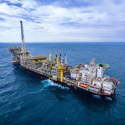 La empresa italiana, Eni anunció este lunes, 8 de julio, un nuevo descubrimiento en el pozo de exploración Yopaat-1 EXP en el Bloque 9, aproximadamente a 63 kilómetros de la costa en aguas medias de la Cuenca Salina en la Cuenca del Sureste, en aguas de México. Las estimaciones preliminares indican un potencial descubierto de alrededor de 300-400 millones de barriles equivalentes (Mboe) de petróleo y gas asociado en el lugar.