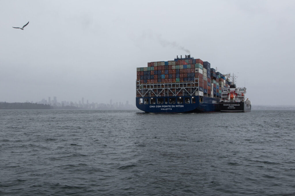 Seaspan Energy completa el primer abastecimiento de GNL de barco a barco de Canadá a un portacontenedores en el puerto de Vancouver.