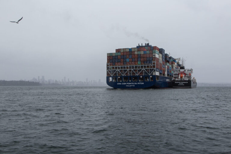 Seaspan Energy completa el primer abastecimiento de GNL de barco a barco de Canadá a un portacontenedores en el puerto de Vancouver.