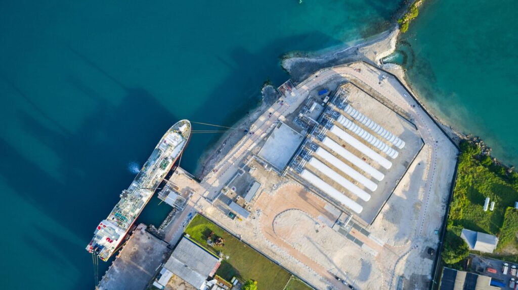 New Fortress Energy completa la venta de sus activos y operaciones en Jamaica a Excelerate Energy