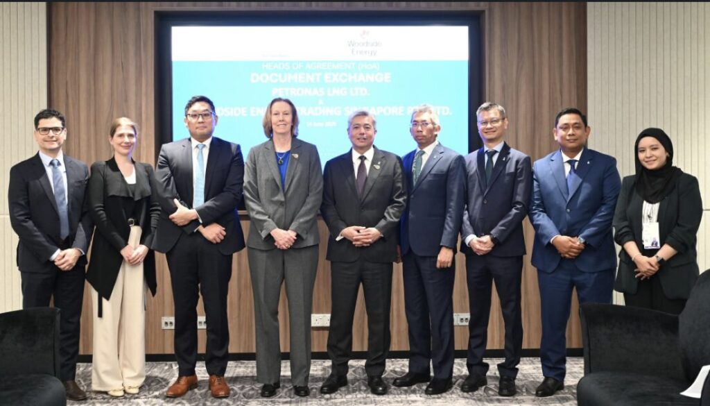 Woodside y Petronas firman acuerdo preliminar para suministro de GNL a largo plazo