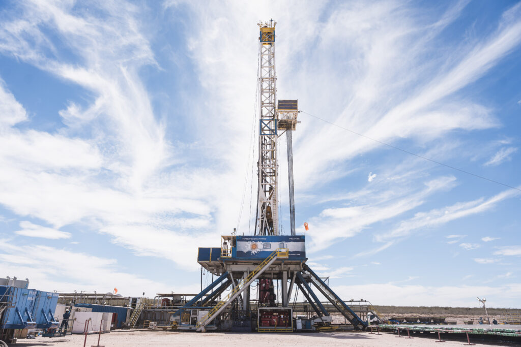 YPF incorpora a Eni y XRG para desarrollar el segmento upstream del proyecto Argentina LNG